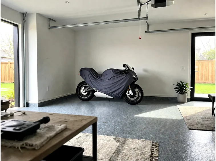 Moto ferma in garage: l'obbligo assicurativo non si interrompe da solo