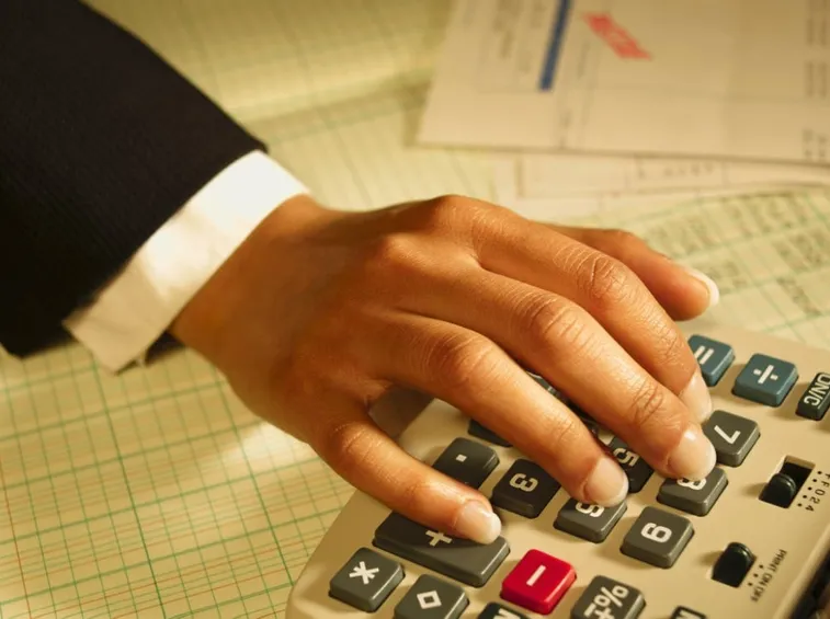 Professionista alle prese con il calcolo taeg