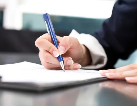 Firmando un contratto
