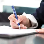 Firmando un contratto
