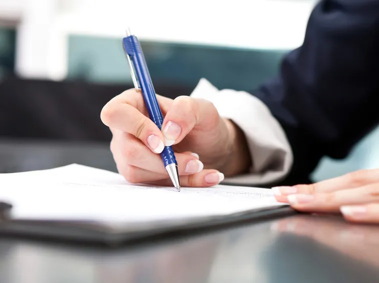 Firmando un contratto
