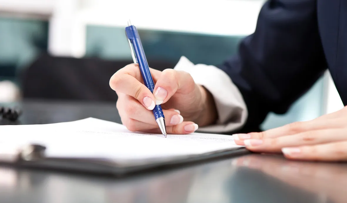 Firmando un contratto
