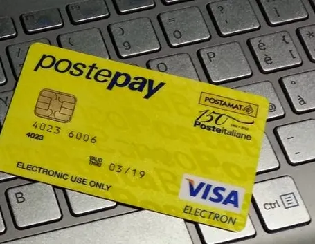 Un esempio di carta Postepay
