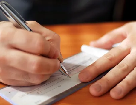 Compilare un assegno bancario