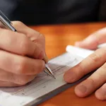 Compilare un assegno bancario